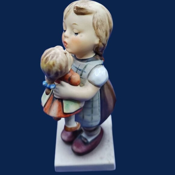 Hummel Goebel Vtg Figurine "Kiss Me" Girl With Doll '6' - Picture 7 of 10